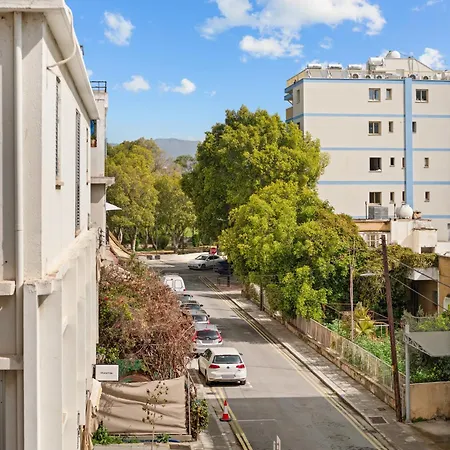公寓 Bright 1 Bedroom With Balcony In *