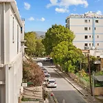 Daire Bright 1 Bedroom With Balcony In *